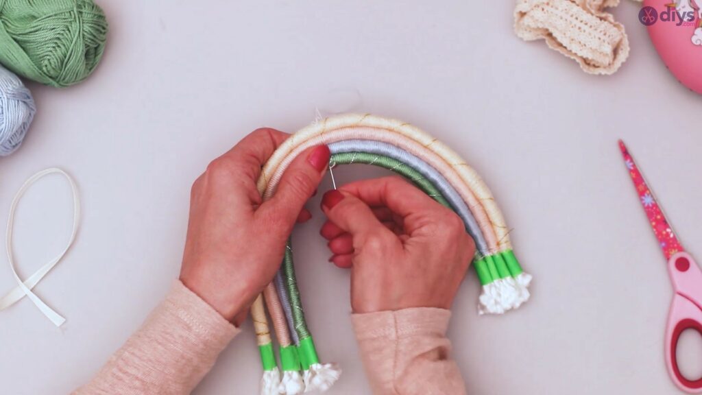 Projeto DIY de decoração de parede de arco-íris de fios (45)