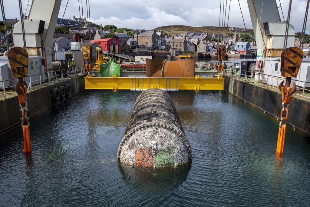 Especialistas marinhos acumularam um data center do tamanho de um contêiner coberto com algas, cracas e anêmonas do mar do fundo do mar nas ilhas escocesas de Orkney.