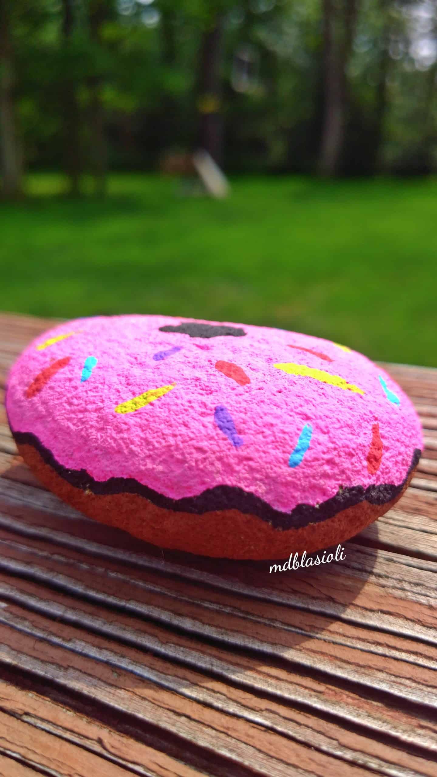 Donut com pedras pintadas
