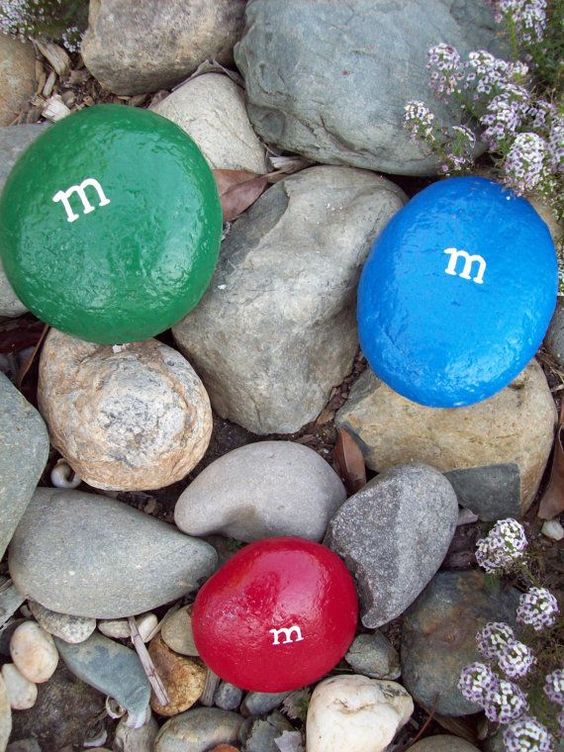 Pedras pintadas de M & m