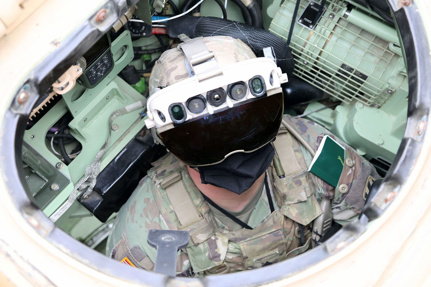 Os novos óculos IVAS do Exército dos EUA ajudam os soldados a ver através das paredes de um veículo de combate.