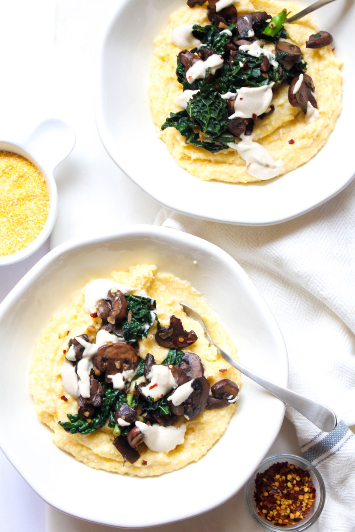 Polenta com ragout de cogumelo e molho de creme sem leite