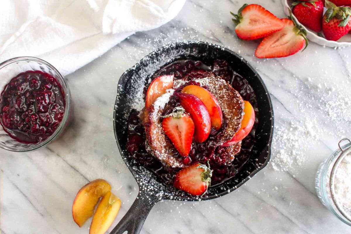 Torrada francesa vegana com molho de frutas triplas