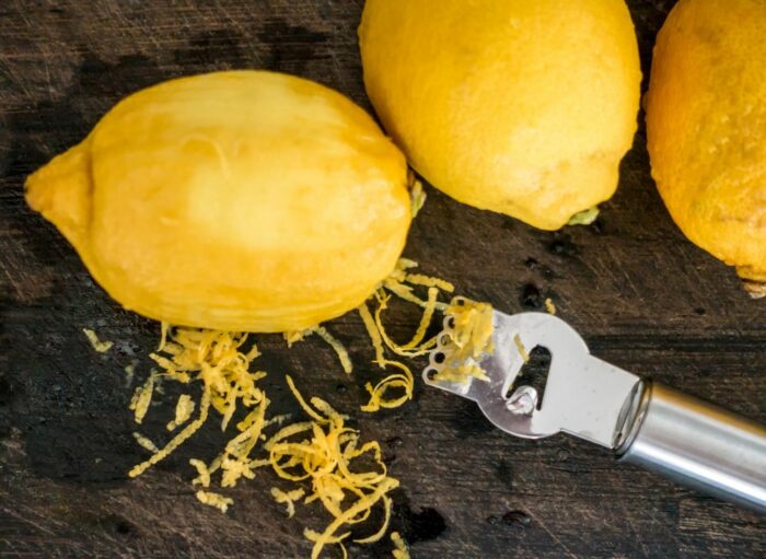 Você pode congelar raspas de limão