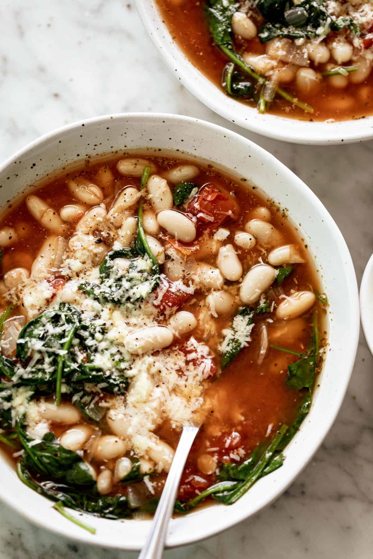 A sopa de feijão branco-parmesão-espinafre, pronta em 10 minutos, é uma espécie de sopa! Faça um lote duplo e tenha muitas sobras para a Corrida Semanal do jantar! | https://cafedelites.com