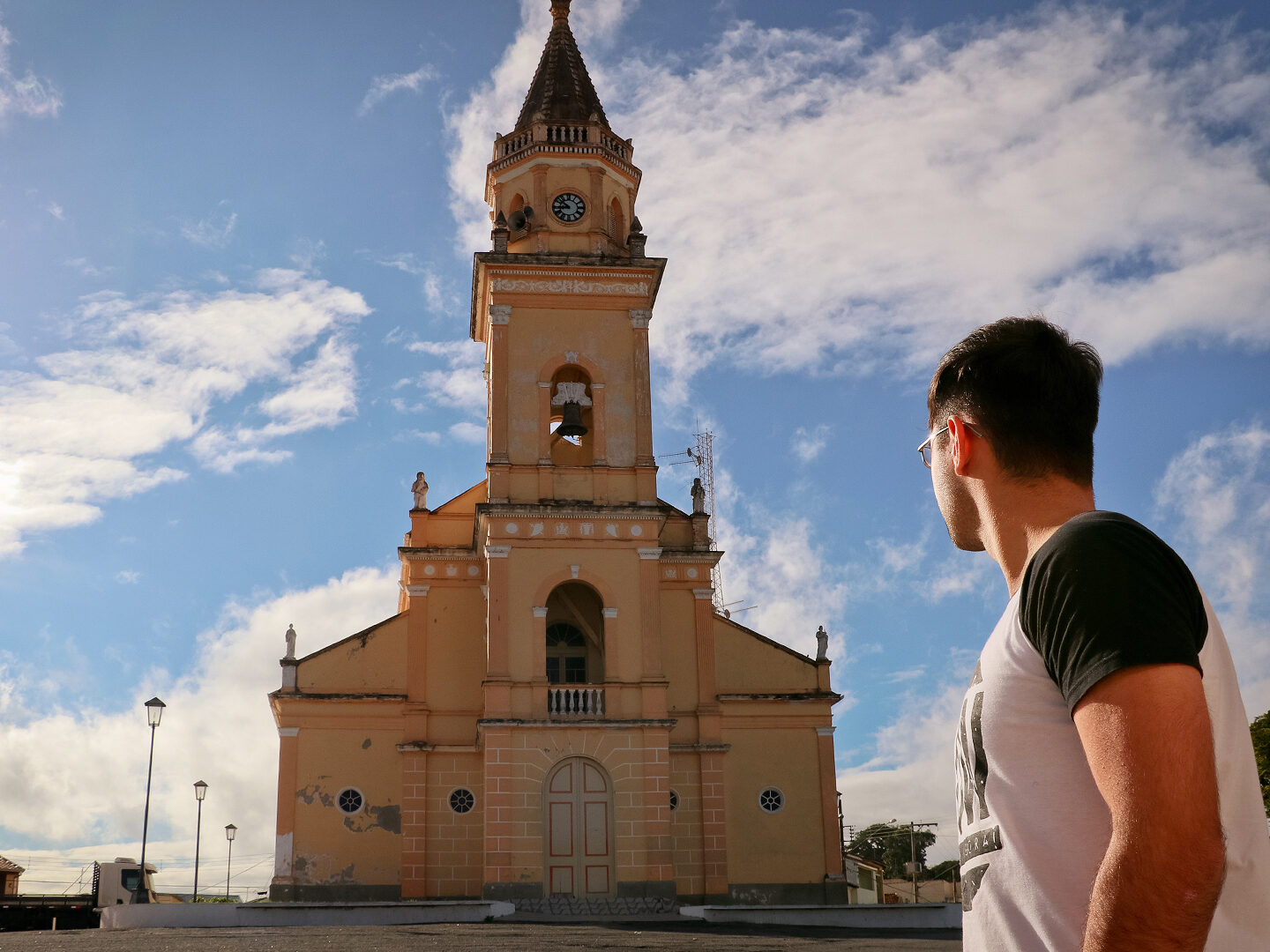 Aprenda o significado e o passo a passo do sinal da cruz: um gesto poderoso de fé e proteção